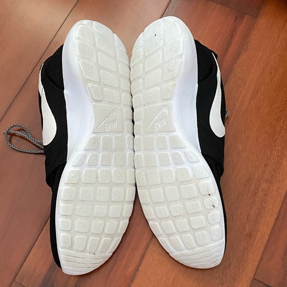 Nike Roshe One ID Women’s Shoe Black/White - Picture 4 of 8